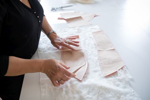 Realisation de votre robe - Creation - Salon de mariage à Pérouges - Souffle de Soie